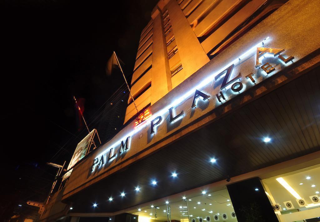 Palm Plaza Hotel Manilla Buitenkant foto